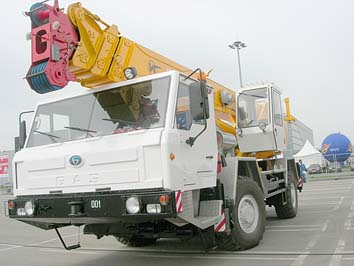 Автомобильный кран 'ИВАНОВЕЦ' КС-59712 грузоподъёмностью 32 т на двухосном шасси автомобильного типа Брянского автомобильного завода БАЗ-8027 (4х4), май 2006 г.